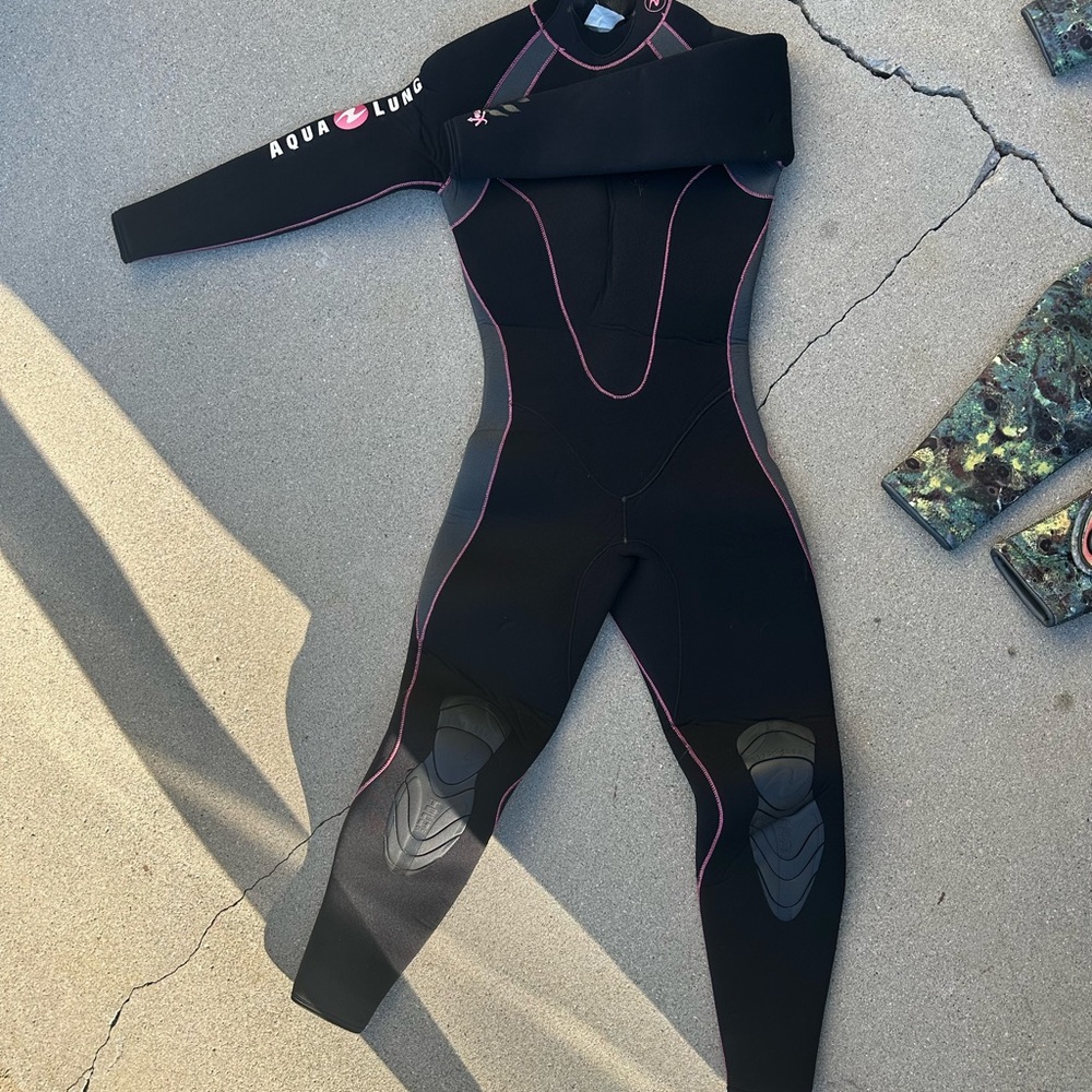 Women’s as 6 Aqualung dive suit- NWOT